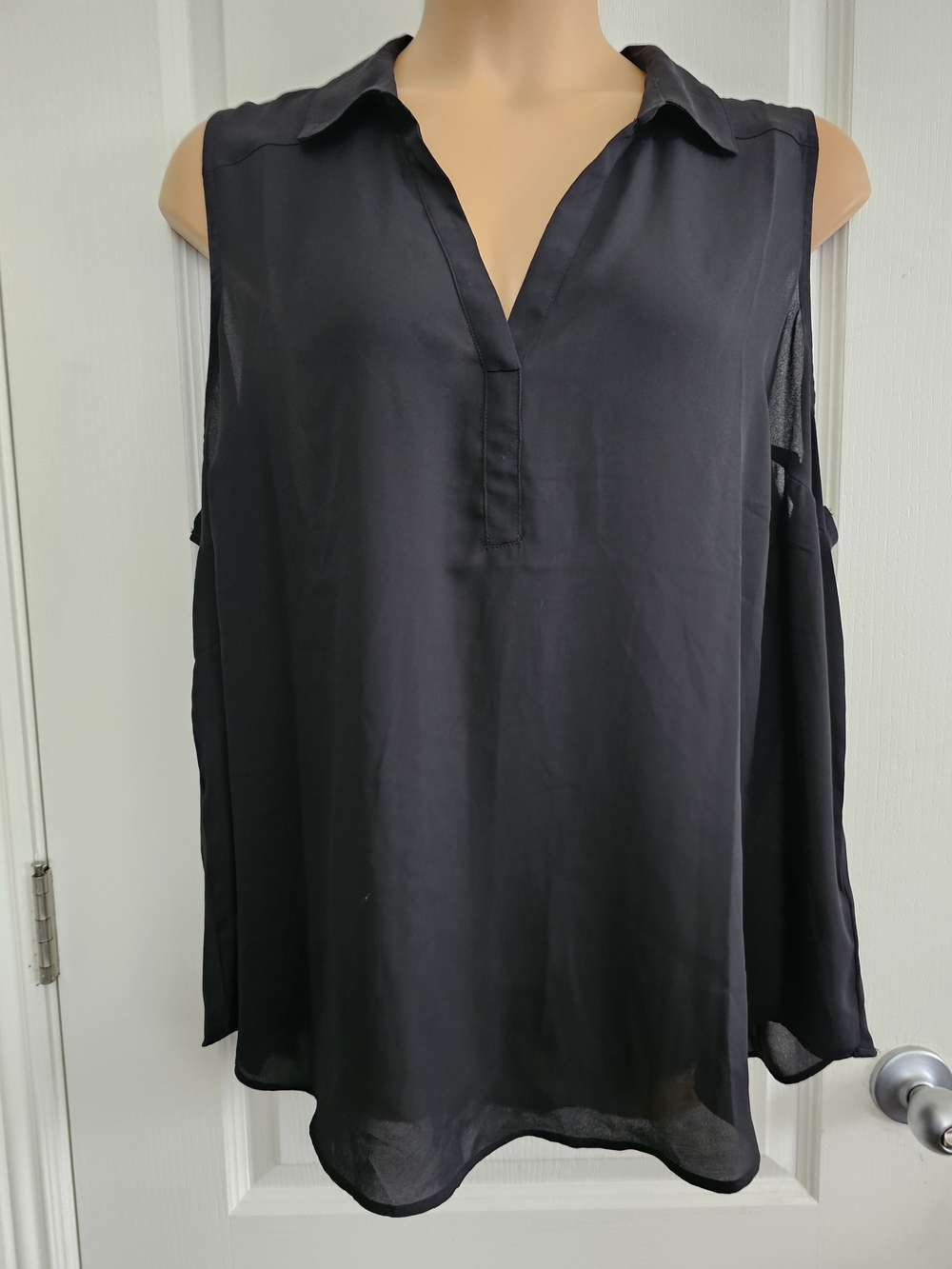 Torrid Sz 3 Sleeveless Cold-Shoulder V-Neck Blouse - Black